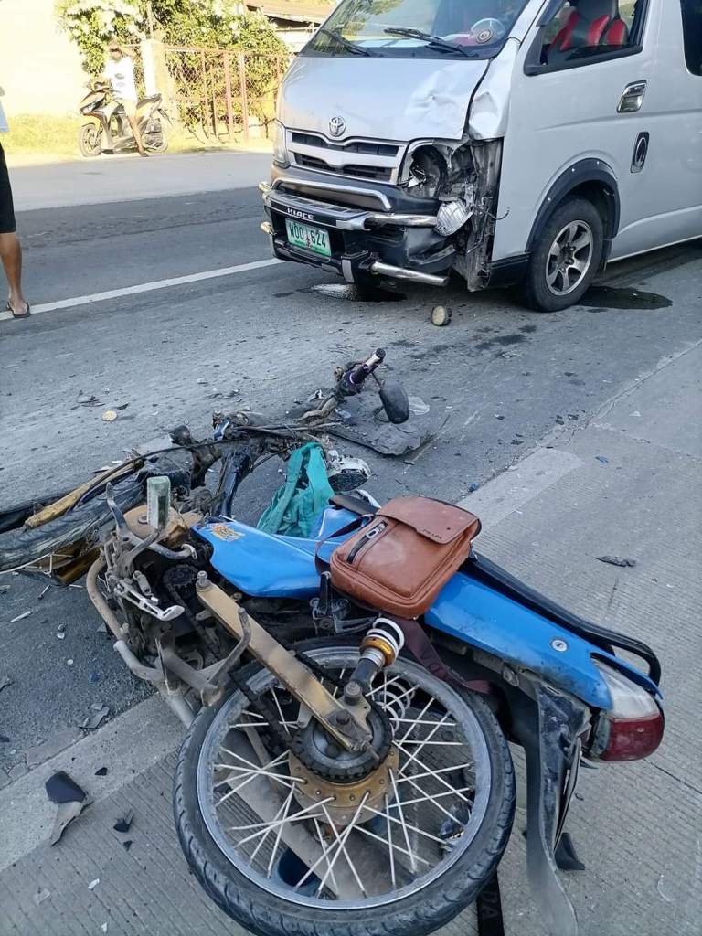 Ang motorsiklo ng rider na si Danilo Hernandez matapos sumalpok kasalubong na van sa highway ng Barangay Talisay, Calatagan, Batangas